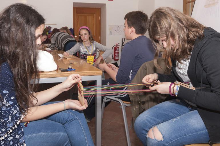 Weaving on a weaving board