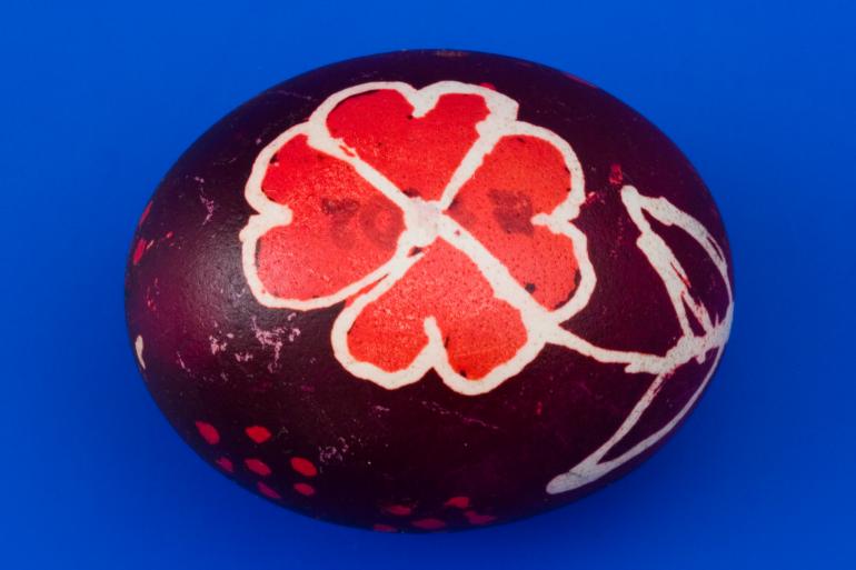 Decorating Easter eggs with wax