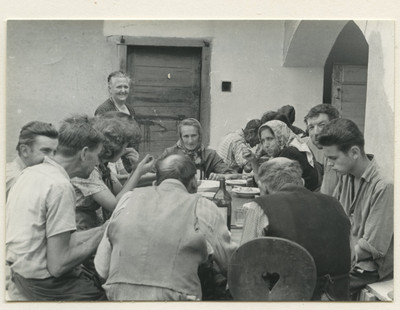 Crumb in May - At the table